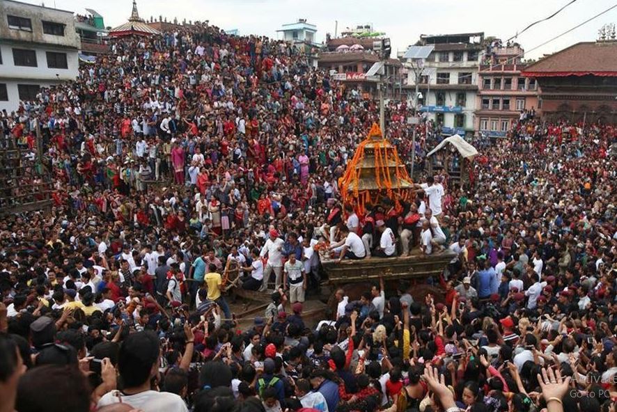 इन्द्रजात्राको रथयात्रा घुमाइयो माथिल्लो टोलमा